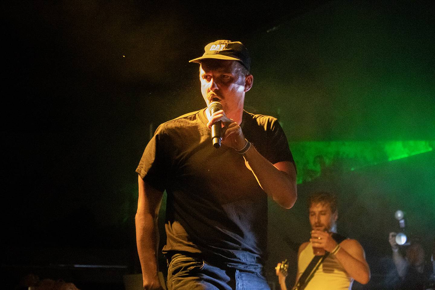 Šílený start Summer Punk Party ve Volyni. Do crowdsurfingu se zapojil člen ochranky Madball, Totální nasazení blahopřálo fanynce k narozeninám