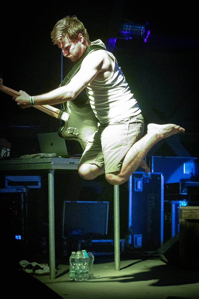 Šílený start Summer Punk Party ve Volyni. Do crowdsurfingu se zapojil člen ochranky Madball, Totální nasazení blahopřálo fanynce k narozeninám