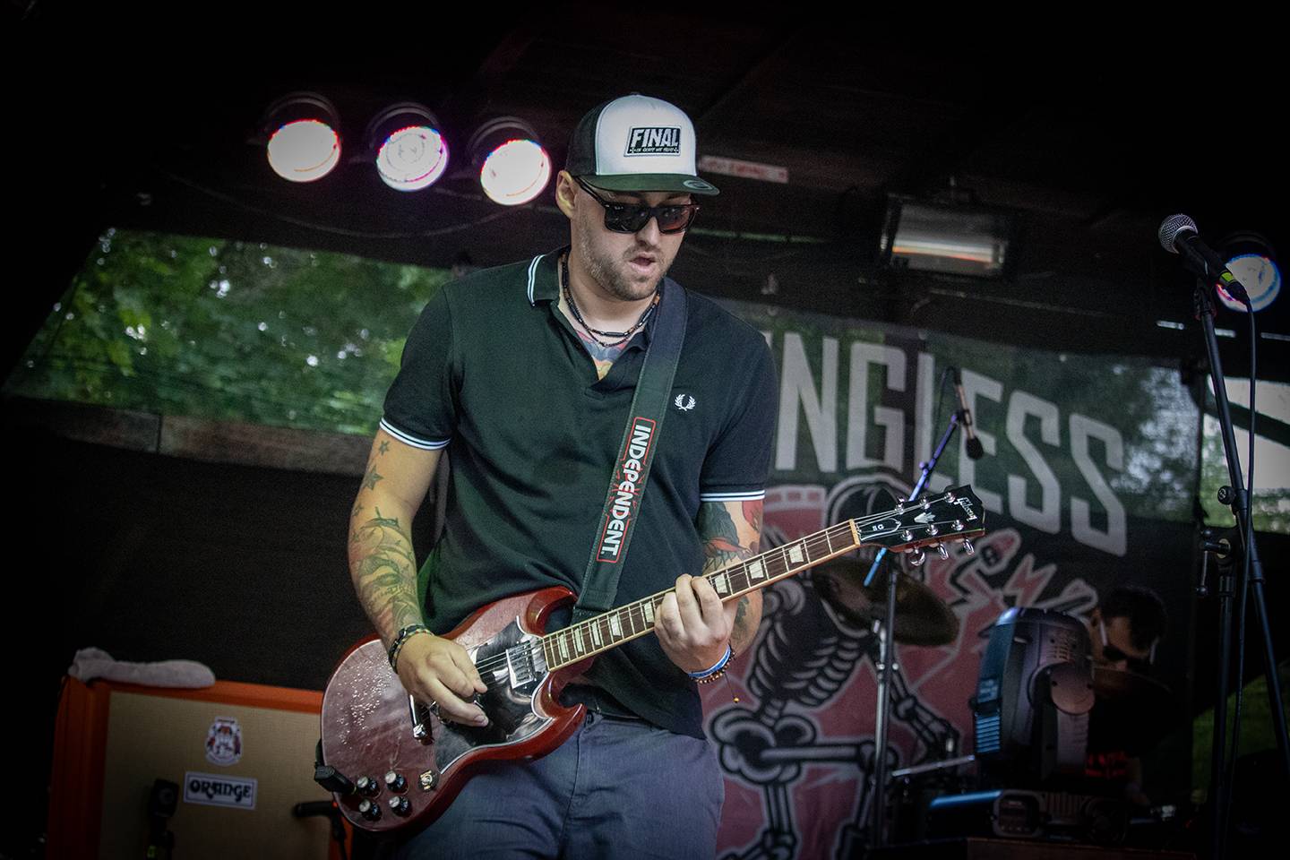 Šílený start Summer Punk Party ve Volyni. Do crowdsurfingu se zapojil člen ochranky Madball, Totální nasazení blahopřálo fanynce k narozeninám