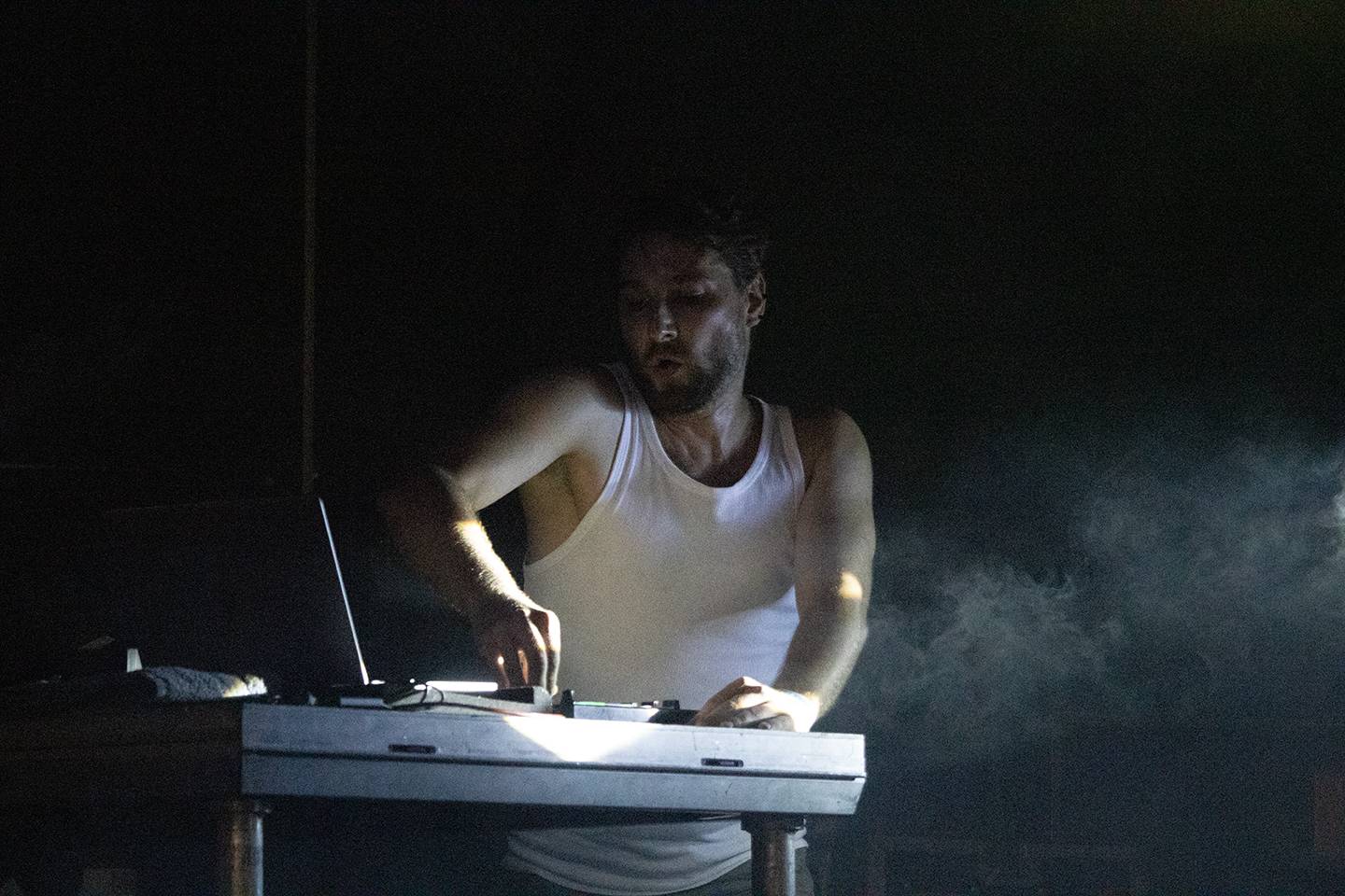 Šílený start Summer Punk Party ve Volyni. Do crowdsurfingu se zapojil člen ochranky Madball, Totální nasazení blahopřálo fanynce k narozeninám