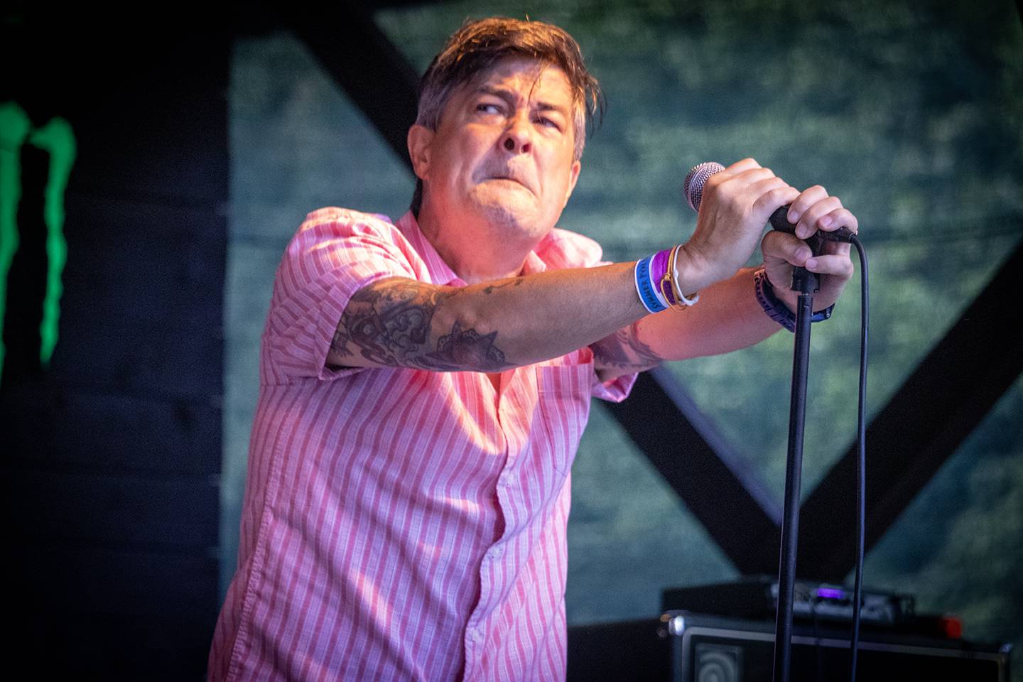 Šílený start Summer Punk Party ve Volyni. Do crowdsurfingu se zapojil člen ochranky Madball, Totální nasazení blahopřálo fanynce k narozeninám