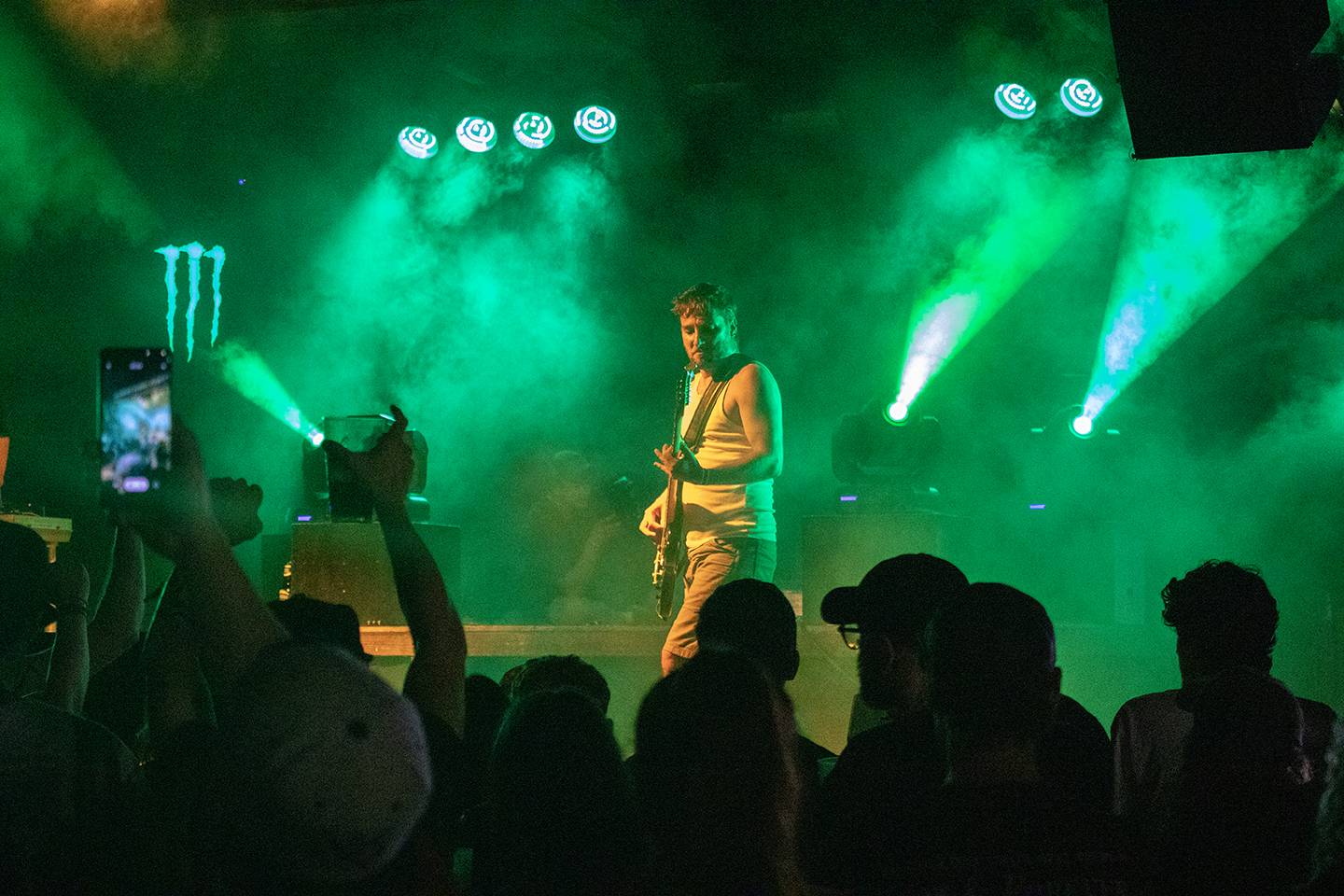 Šílený start Summer Punk Party ve Volyni. Do crowdsurfingu se zapojil člen ochranky Madball, Totální nasazení blahopřálo fanynce k narozeninám