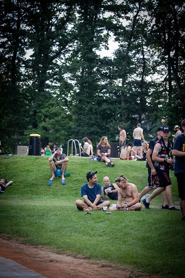 Šílený start Summer Punk Party ve Volyni. Do crowdsurfingu se zapojil člen ochranky Madball, Totální nasazení blahopřálo fanynce k narozeninám