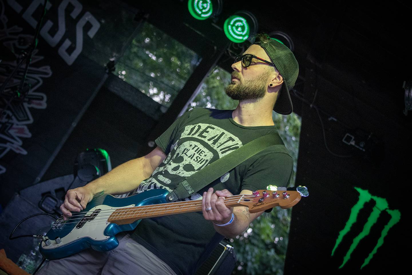 Šílený start Summer Punk Party ve Volyni. Do crowdsurfingu se zapojil člen ochranky Madball, Totální nasazení blahopřálo fanynce k narozeninám