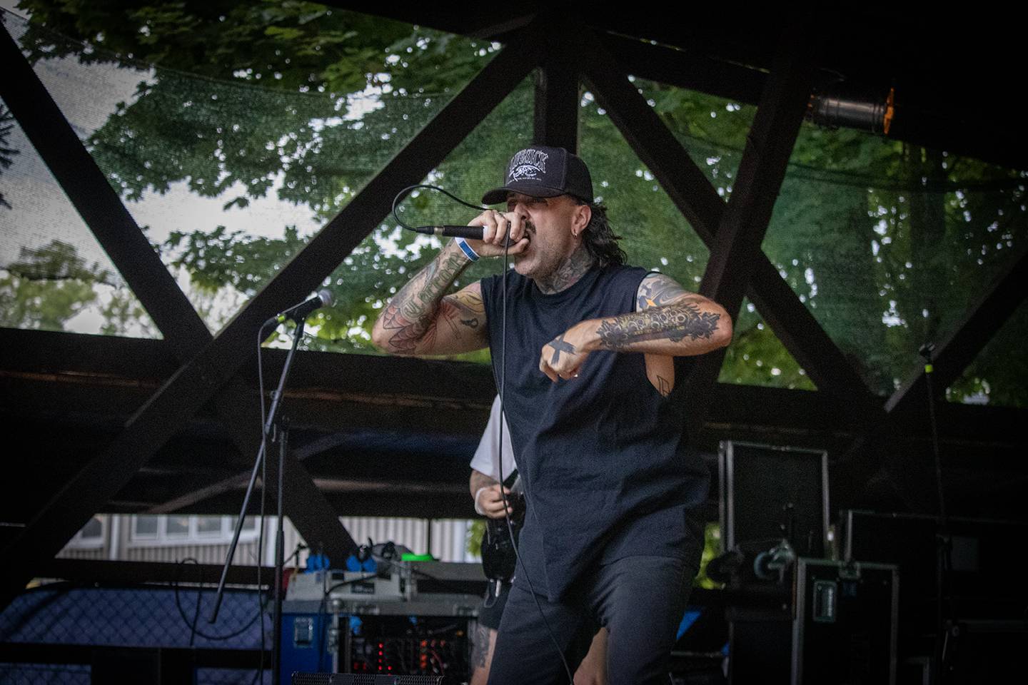 Šílený start Summer Punk Party ve Volyni. Do crowdsurfingu se zapojil člen ochranky Madball, Totální nasazení blahopřálo fanynce k narozeninám