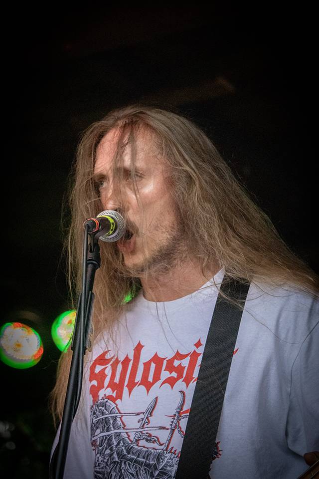 Šílený start Summer Punk Party ve Volyni. Do crowdsurfingu se zapojil člen ochranky Madball, Totální nasazení blahopřálo fanynce k narozeninám