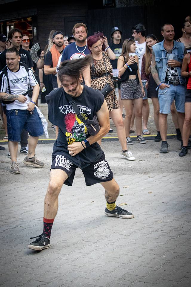 Šílený start Summer Punk Party ve Volyni. Do crowdsurfingu se zapojil člen ochranky Madball, Totální nasazení blahopřálo fanynce k narozeninám