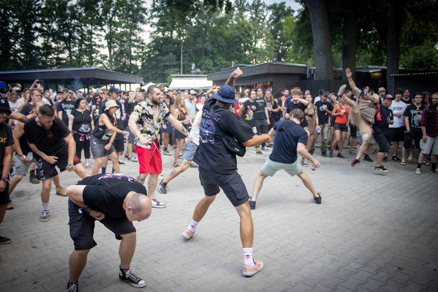 Šílený start Summer Punk Party ve Volyni. Do crowdsurfingu se zapojil člen ochranky Madball, Totální nasazení blahopřálo fanynce k narozeninám
