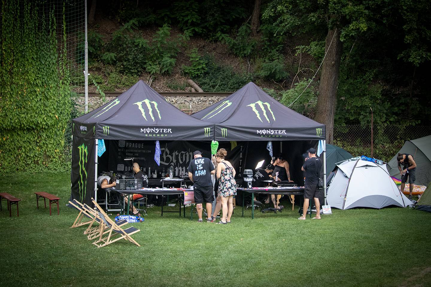 Šílený start Summer Punk Party ve Volyni. Do crowdsurfingu se zapojil člen ochranky Madball, Totální nasazení blahopřálo fanynce k narozeninám