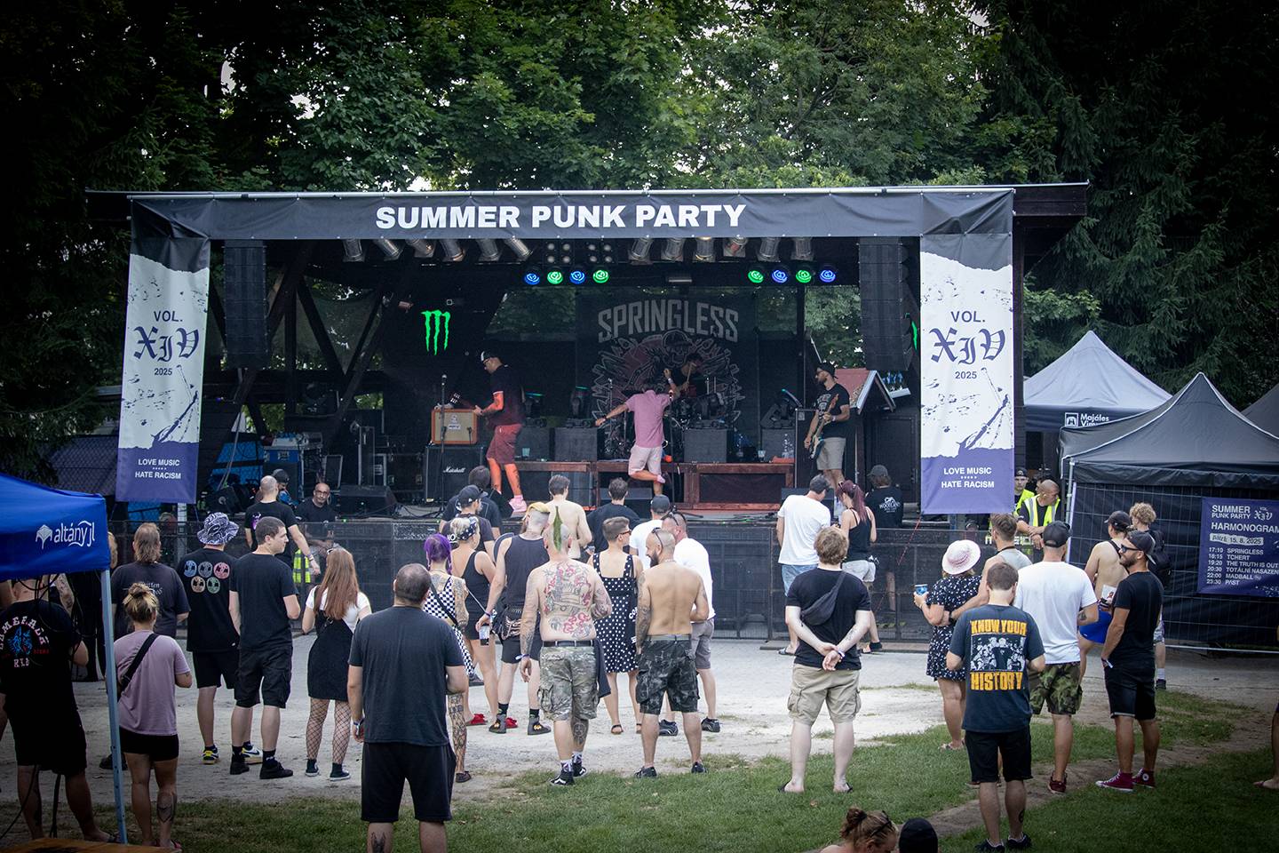Šílený start Summer Punk Party ve Volyni. Do crowdsurfingu se zapojil člen ochranky Madball, Totální nasazení blahopřálo fanynce k narozeninám