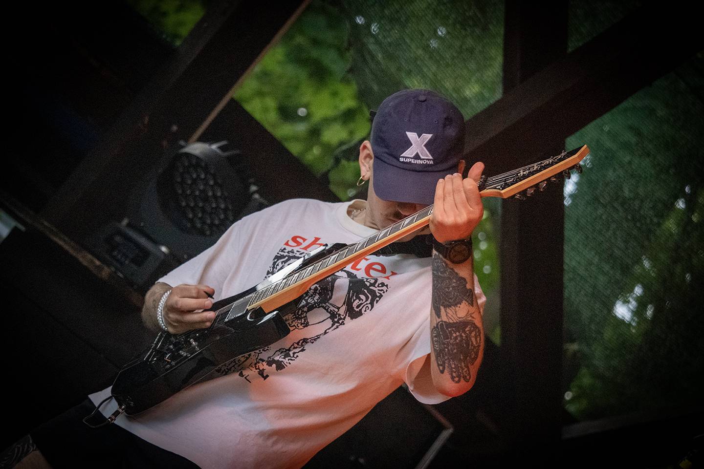 Šílený start Summer Punk Party ve Volyni. Do crowdsurfingu se zapojil člen ochranky Madball, Totální nasazení blahopřálo fanynce k narozeninám