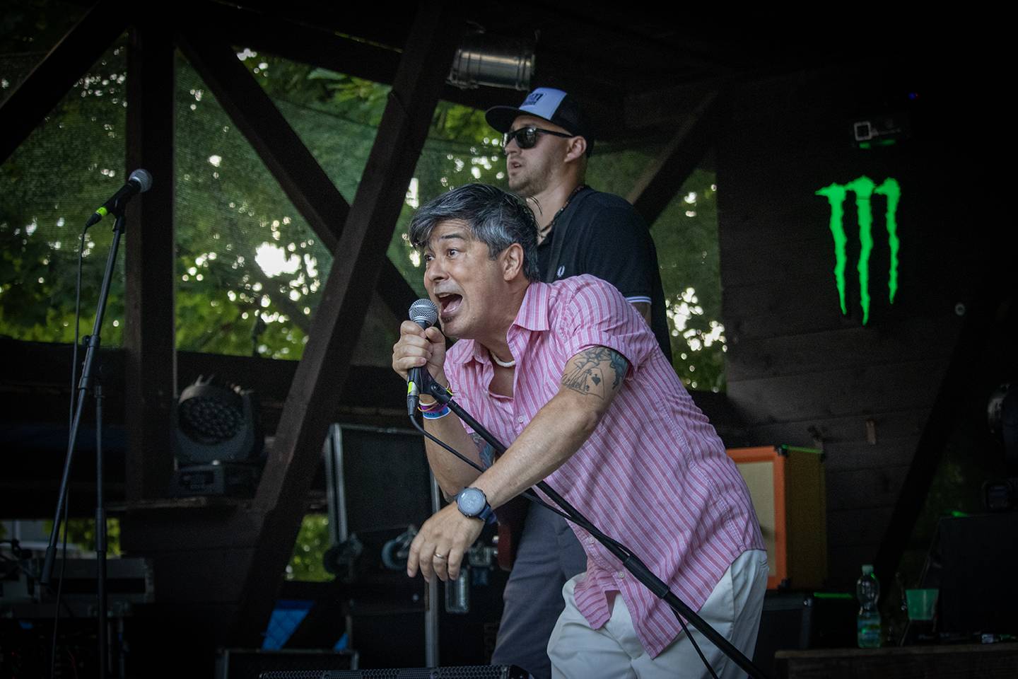 Šílený start Summer Punk Party ve Volyni. Do crowdsurfingu se zapojil člen ochranky Madball, Totální nasazení blahopřálo fanynce k narozeninám