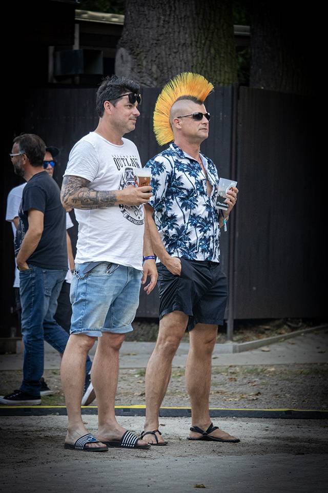 Šílený start Summer Punk Party ve Volyni. Do crowdsurfingu se zapojil člen ochranky Madball, Totální nasazení blahopřálo fanynce k narozeninám