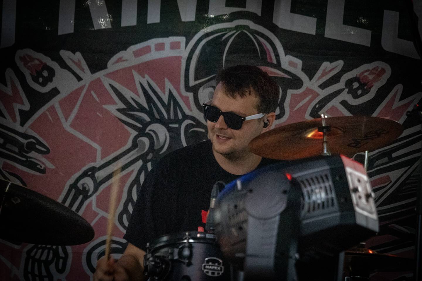 Šílený start Summer Punk Party ve Volyni. Do crowdsurfingu se zapojil člen ochranky Madball, Totální nasazení blahopřálo fanynce k narozeninám