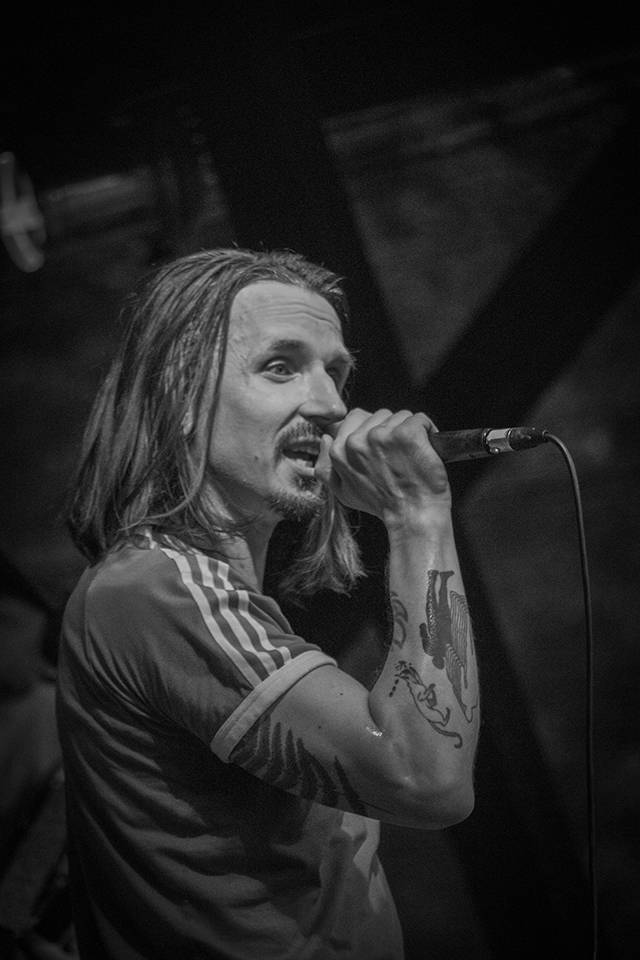 Šílený start Summer Punk Party ve Volyni. Do crowdsurfingu se zapojil člen ochranky Madball, Totální nasazení blahopřálo fanynce k narozeninám