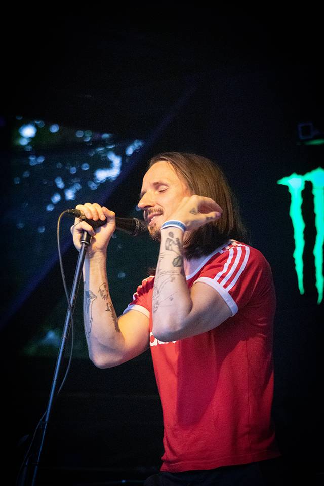 Šílený start Summer Punk Party ve Volyni. Do crowdsurfingu se zapojil člen ochranky Madball, Totální nasazení blahopřálo fanynce k narozeninám