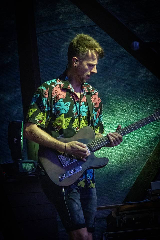 Šílený start Summer Punk Party ve Volyni. Do crowdsurfingu se zapojil člen ochranky Madball, Totální nasazení blahopřálo fanynce k narozeninám