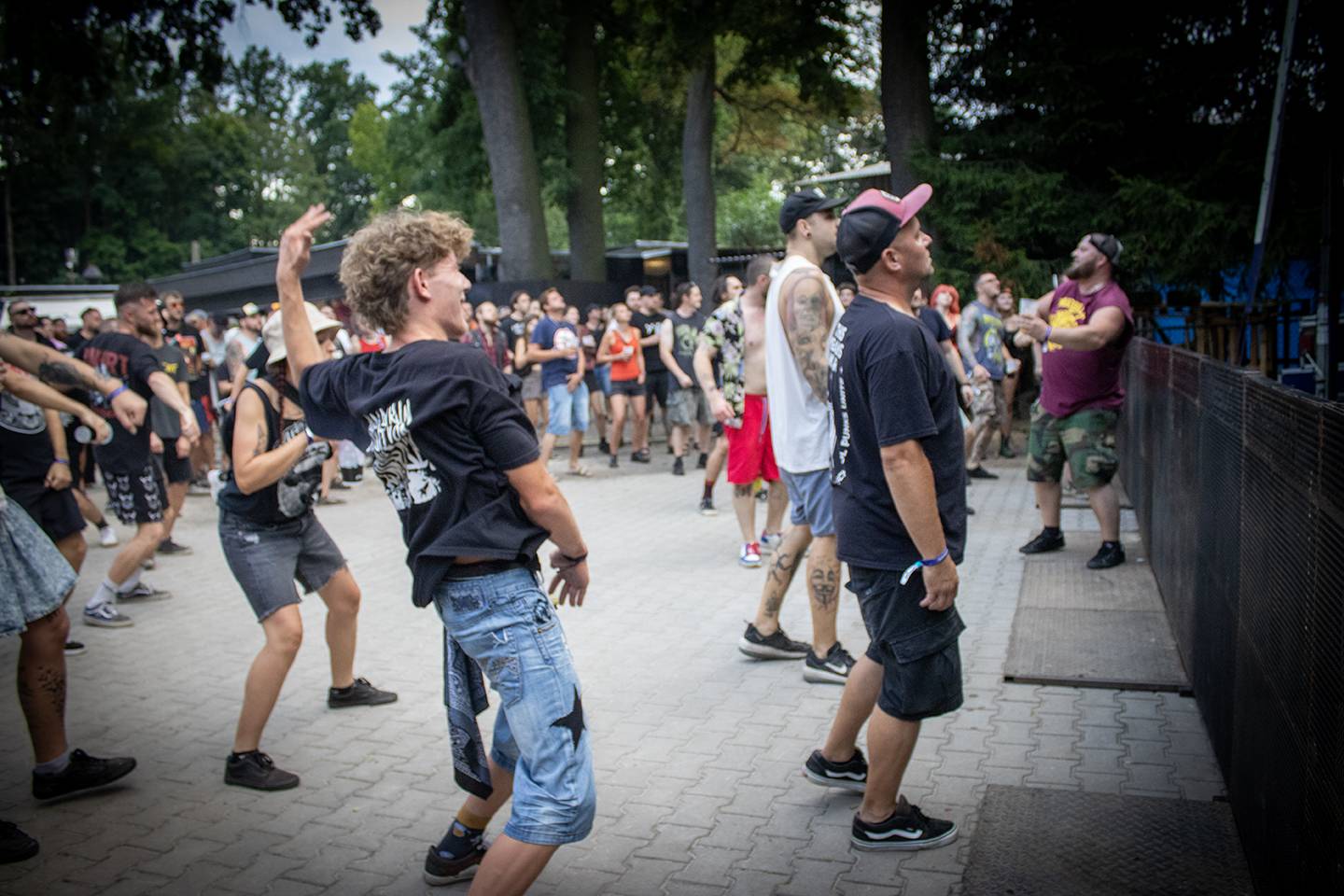 Šílený start Summer Punk Party ve Volyni. Do crowdsurfingu se zapojil člen ochranky Madball, Totální nasazení blahopřálo fanynce k narozeninám