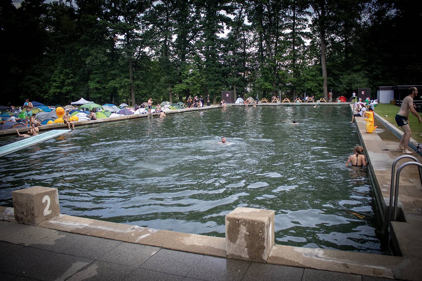 Šílený start Summer Punk Party ve Volyni. Do crowdsurfingu se zapojil člen ochranky Madball, Totální nasazení blahopřálo fanynce k narozeninám