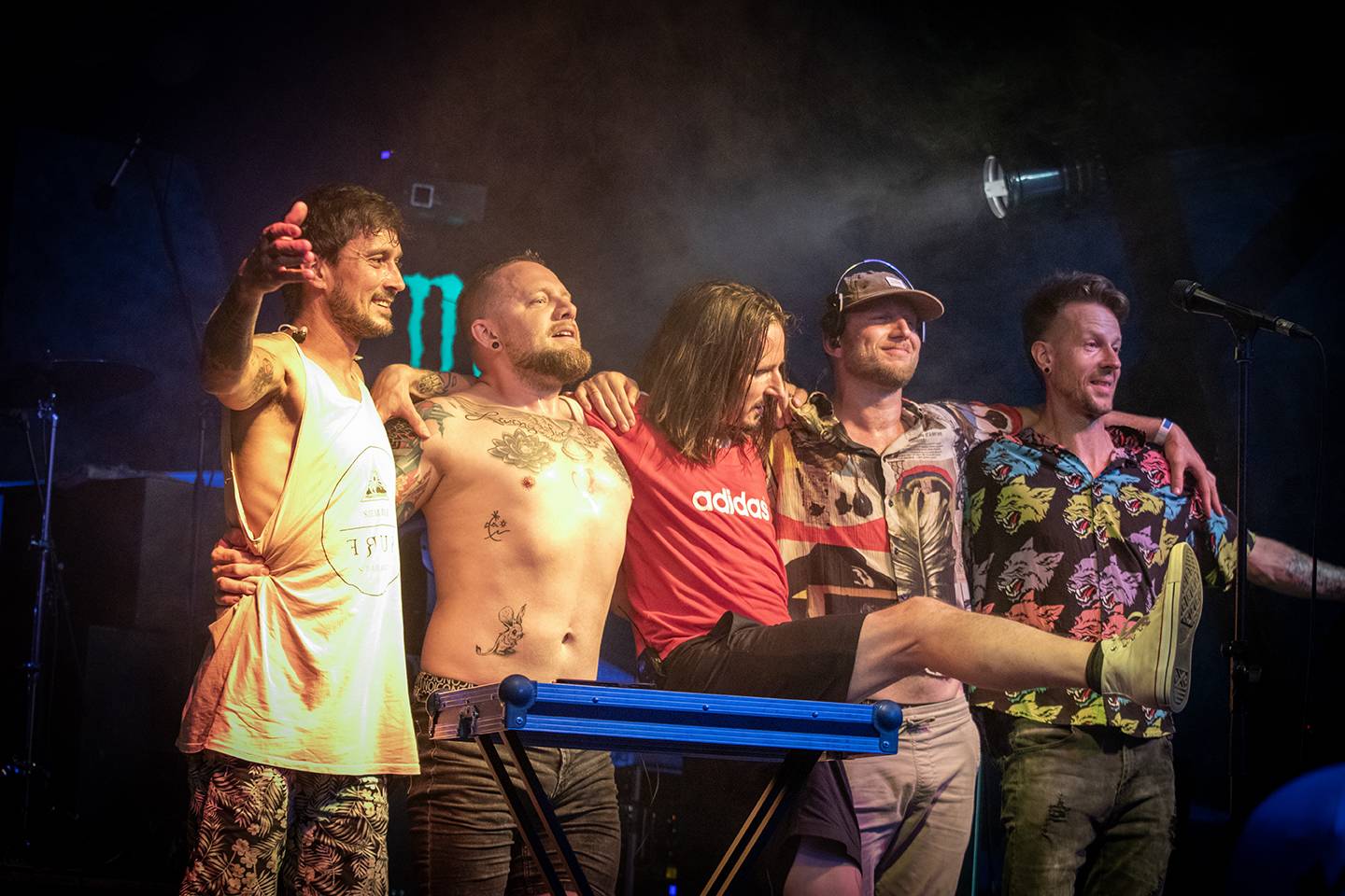 Šílený start Summer Punk Party ve Volyni. Do crowdsurfingu se zapojil člen ochranky Madball, Totální nasazení blahopřálo fanynce k narozeninám
