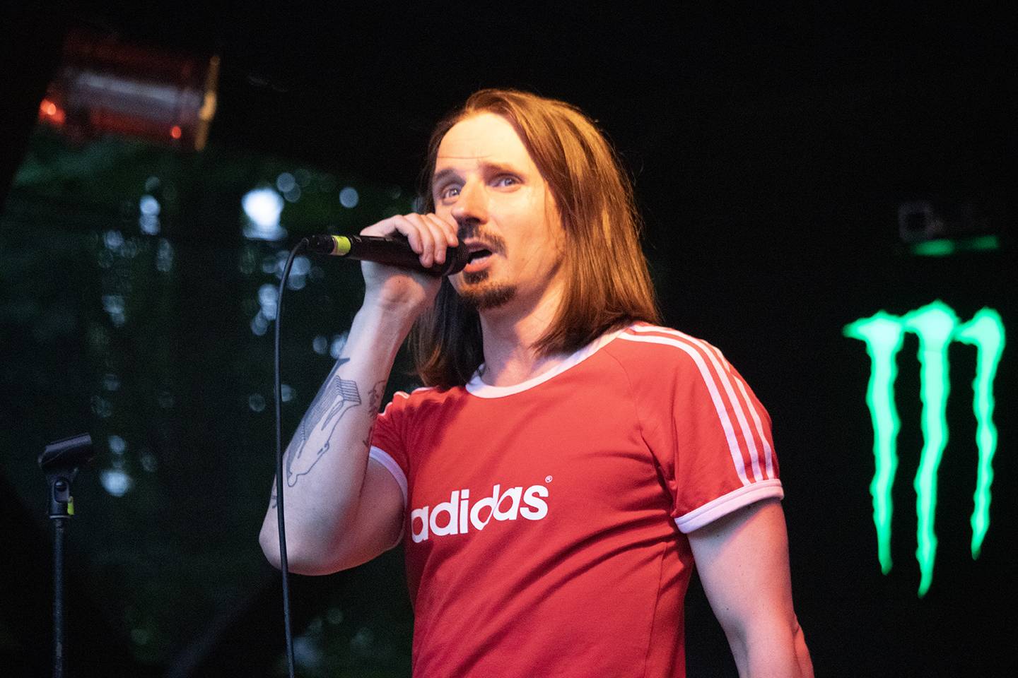 Šílený start Summer Punk Party ve Volyni. Do crowdsurfingu se zapojil člen ochranky Madball, Totální nasazení blahopřálo fanynce k narozeninám