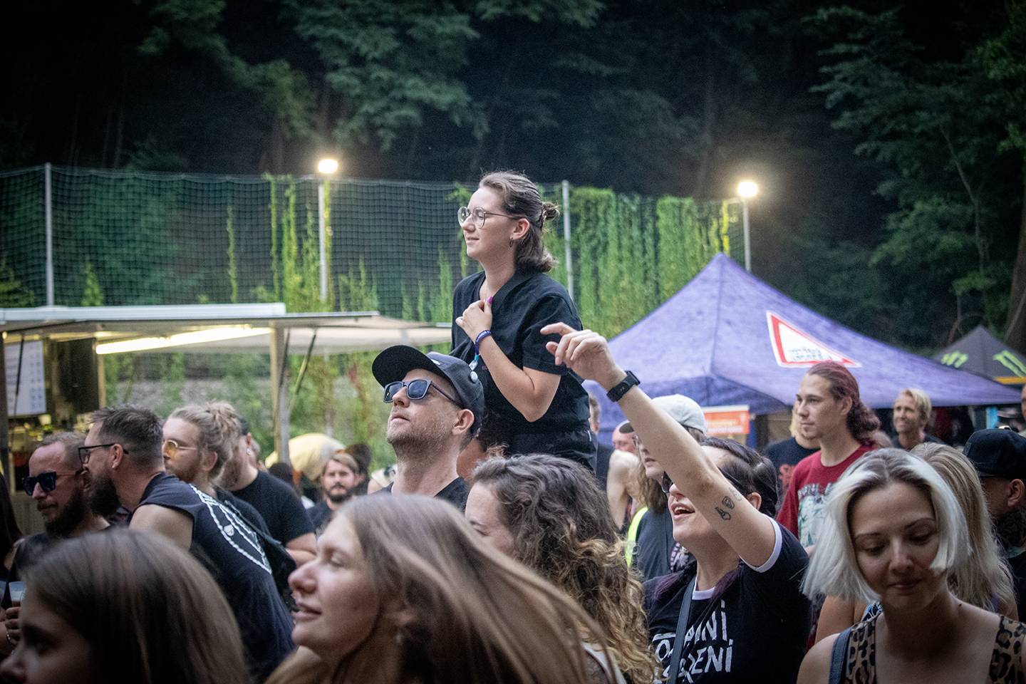 Šílený start Summer Punk Party ve Volyni. Do crowdsurfingu se zapojil člen ochranky Madball, Totální nasazení blahopřálo fanynce k narozeninám