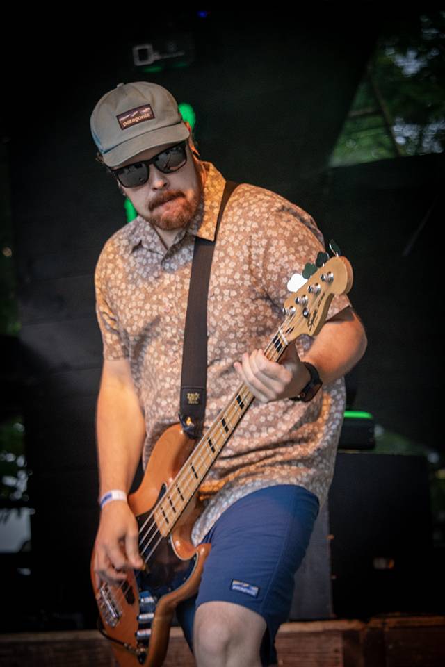 Volyně zažila punkovou smršť. Crowdsurfing, kam se podíváš, a létající toiky i záchodové štětky během show Gutalaxu