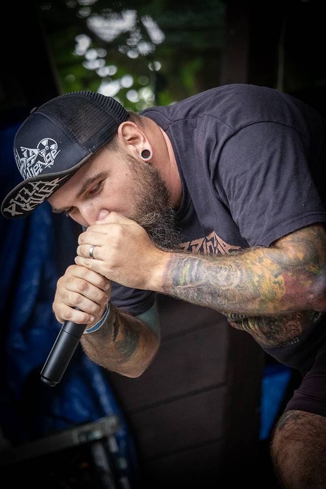 Volyně zažila punkovou smršť. Crowdsurfing, kam se podíváš, a létající toiky i záchodové štětky během show Gutalaxu