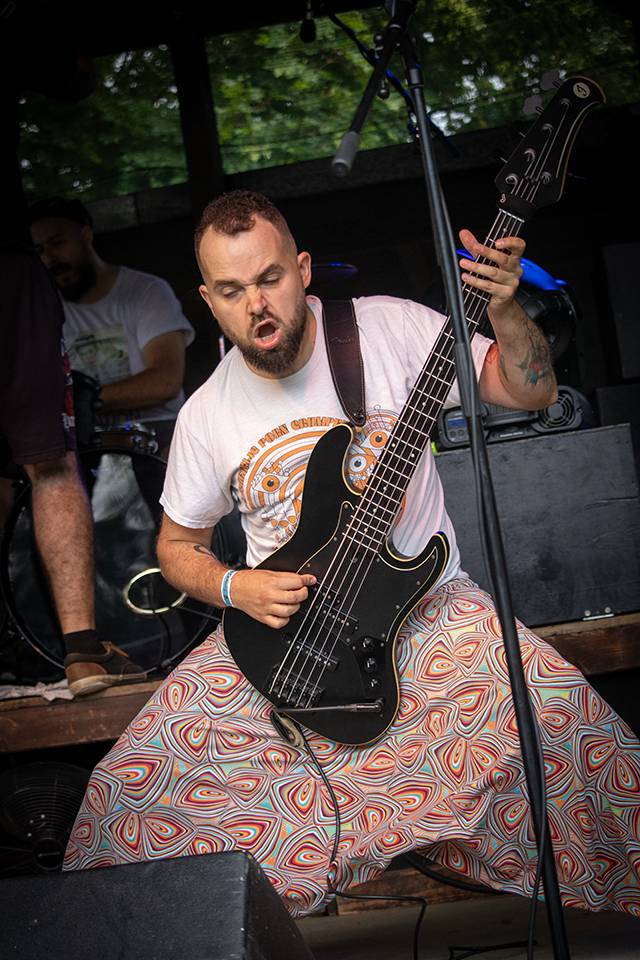 Volyně zažila punkovou smršť. Crowdsurfing, kam se podíváš, a létající toiky i záchodové štětky během show Gutalaxu