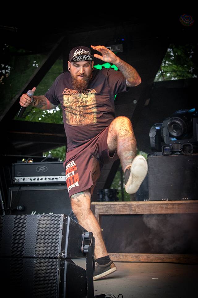 Volyně zažila punkovou smršť. Crowdsurfing, kam se podíváš, a létající toiky i záchodové štětky během show Gutalaxu