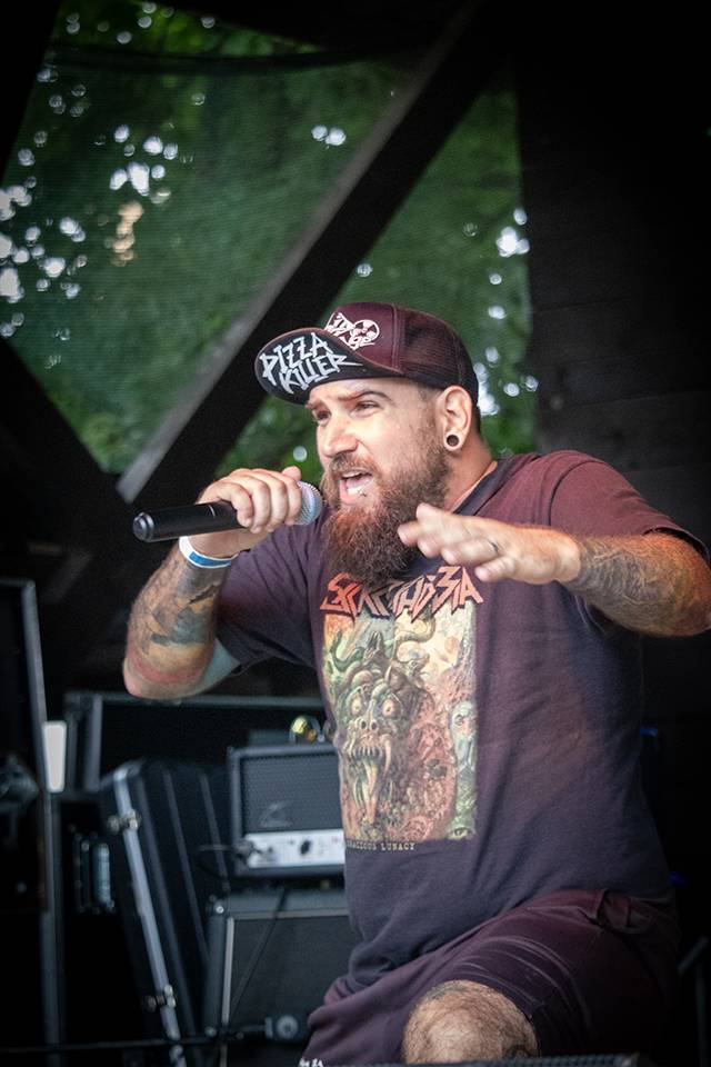 Volyně zažila punkovou smršť. Crowdsurfing, kam se podíváš, a létající toiky i záchodové štětky během show Gutalaxu