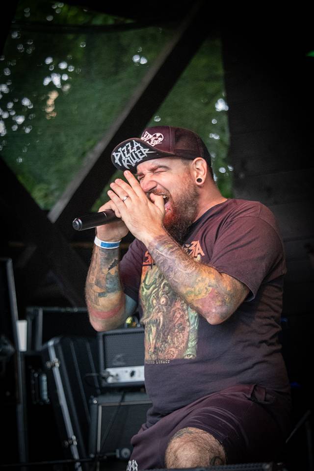 Volyně zažila punkovou smršť. Crowdsurfing, kam se podíváš, a létající toiky i záchodové štětky během show Gutalaxu