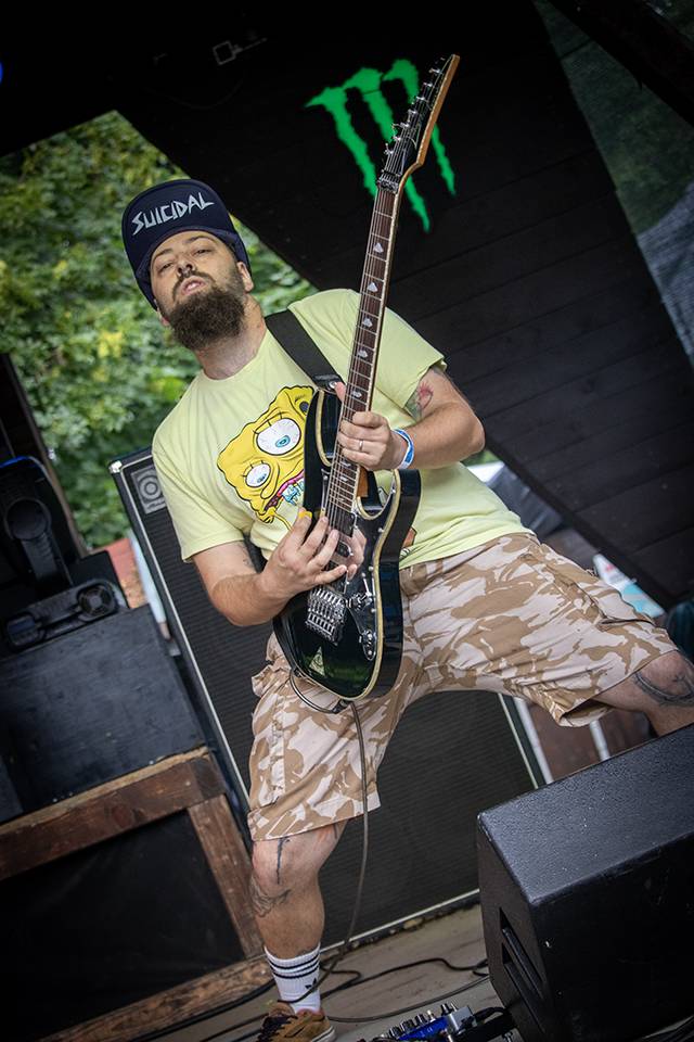 Volyně zažila punkovou smršť. Crowdsurfing, kam se podíváš, a létající toiky i záchodové štětky během show Gutalaxu