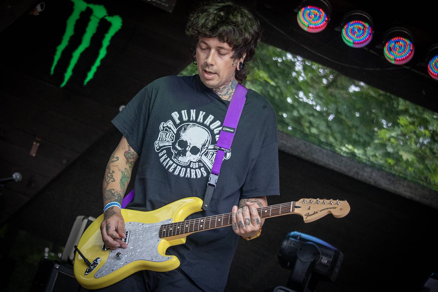 Volyně zažila punkovou smršť. Crowdsurfing, kam se podíváš, a létající toiky i záchodové štětky během show Gutalaxu