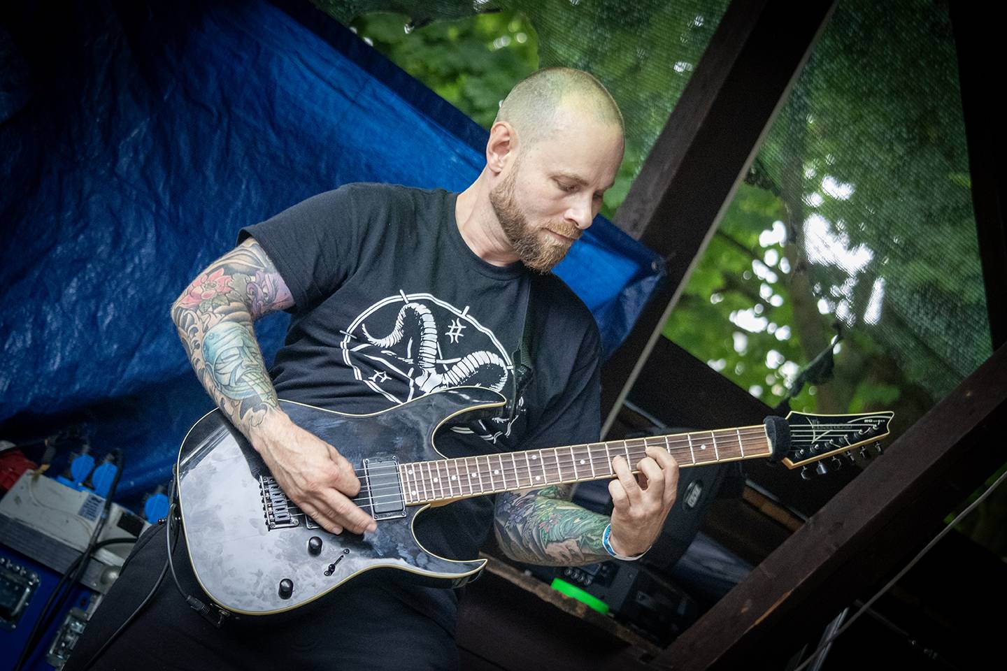 Volyně zažila punkovou smršť. Crowdsurfing, kam se podíváš, a létající toiky i záchodové štětky během show Gutalaxu