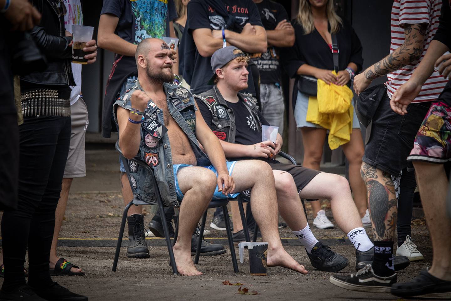 Volyně zažila punkovou smršť. Crowdsurfing, kam se podíváš, a létající toiky i záchodové štětky během show Gutalaxu