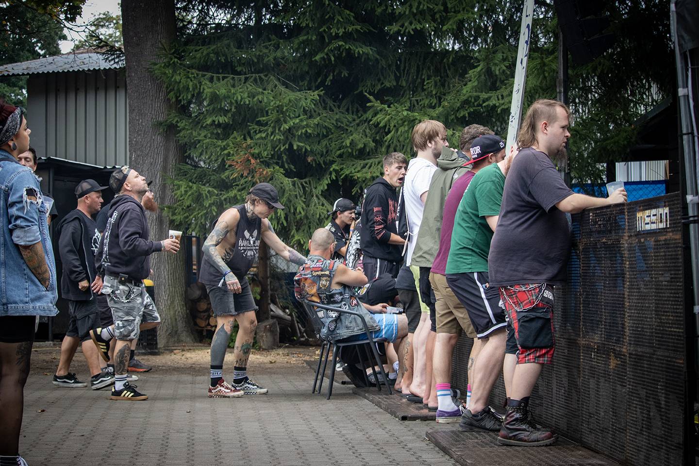 Volyně zažila punkovou smršť. Crowdsurfing, kam se podíváš, a létající toiky i záchodové štětky během show Gutalaxu