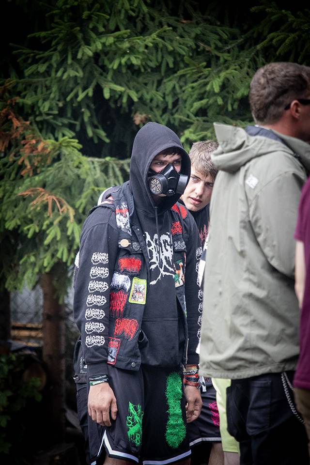 Volyně zažila punkovou smršť. Crowdsurfing, kam se podíváš, a létající toiky i záchodové štětky během show Gutalaxu