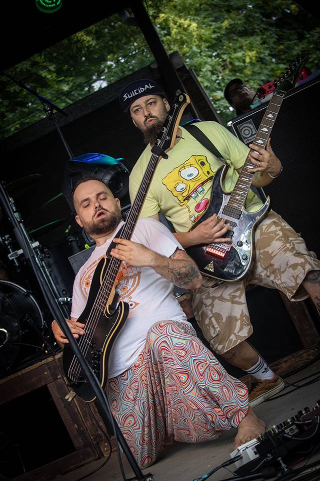 Volyně zažila punkovou smršť. Crowdsurfing, kam se podíváš, a létající toiky i záchodové štětky během show Gutalaxu