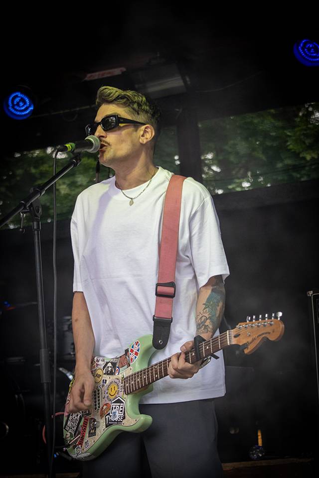 Volyně zažila punkovou smršť. Crowdsurfing, kam se podíváš, a létající toiky i záchodové štětky během show Gutalaxu