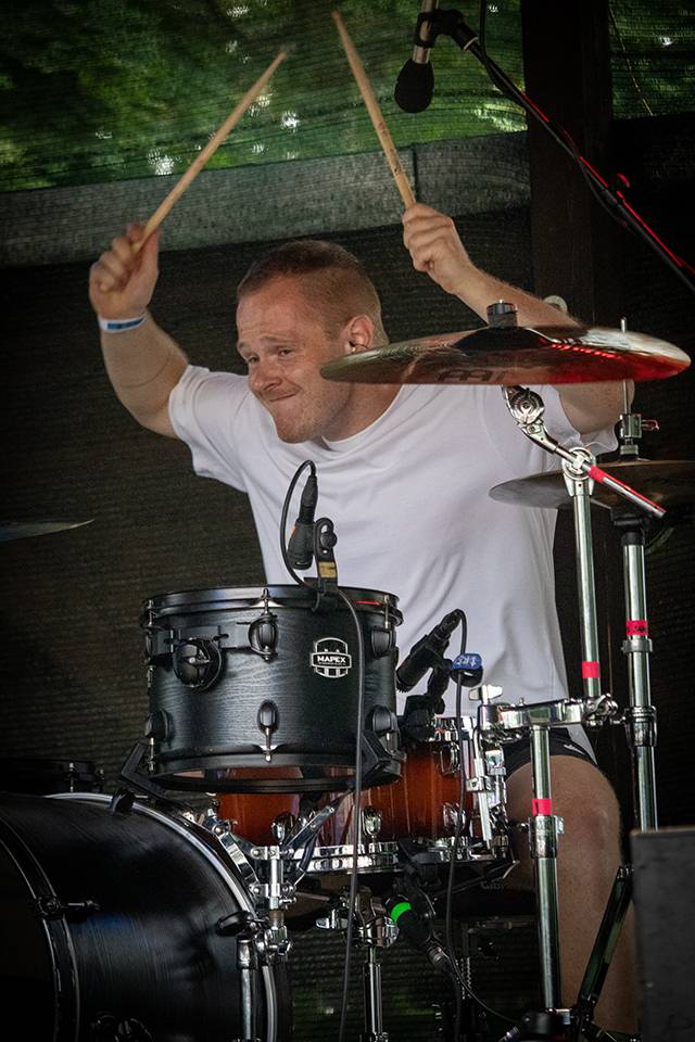 Volyně zažila punkovou smršť. Crowdsurfing, kam se podíváš, a létající toiky i záchodové štětky během show Gutalaxu