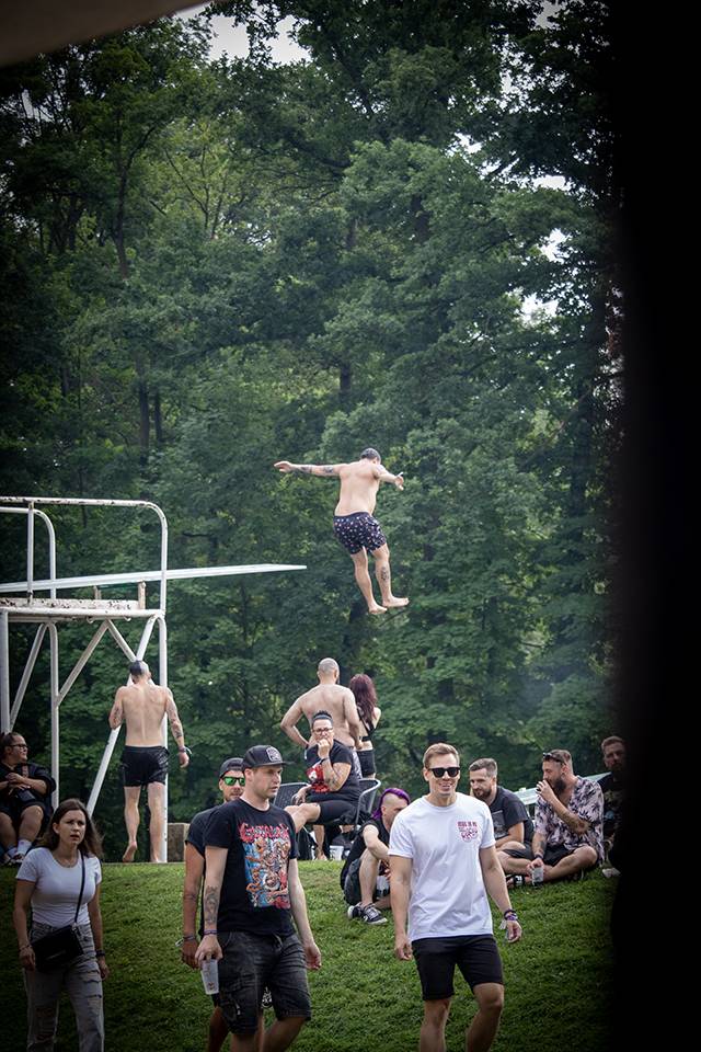 Volyně zažila punkovou smršť. Crowdsurfing, kam se podíváš, a létající toiky i záchodové štětky během show Gutalaxu
