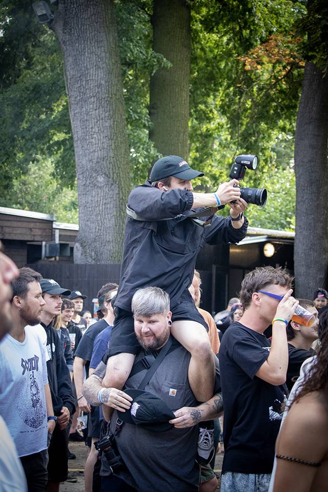 Volyně zažila punkovou smršť. Crowdsurfing, kam se podíváš, a létající toiky i záchodové štětky během show Gutalaxu