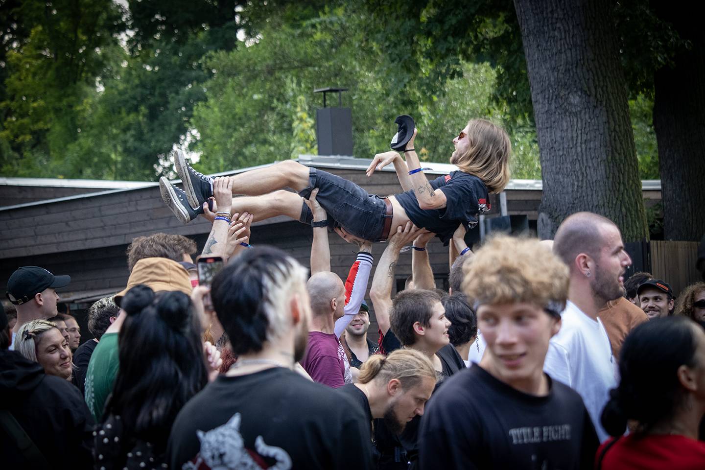 Volyně zažila punkovou smršť. Crowdsurfing, kam se podíváš, a létající toiky i záchodové štětky během show Gutalaxu