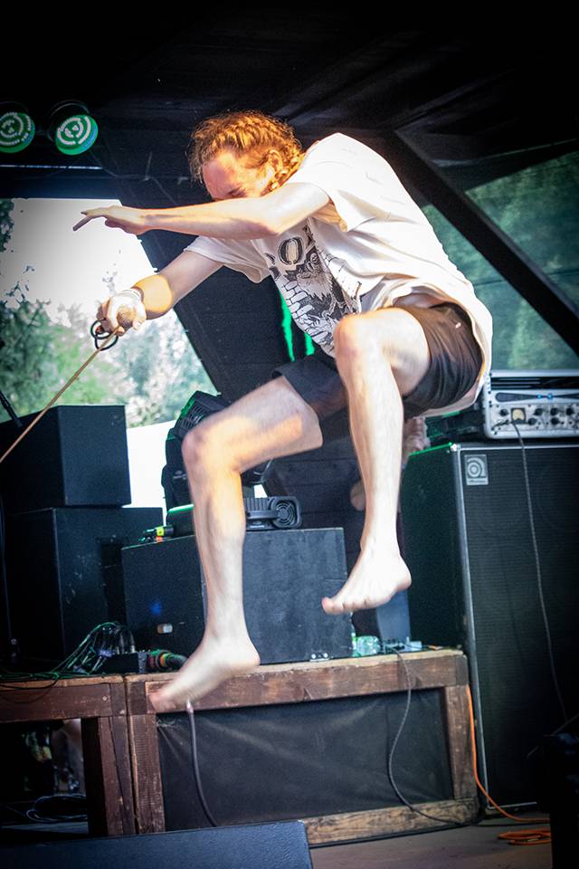 Volyně zažila punkovou smršť. Crowdsurfing, kam se podíváš, a létající toiky i záchodové štětky během show Gutalaxu