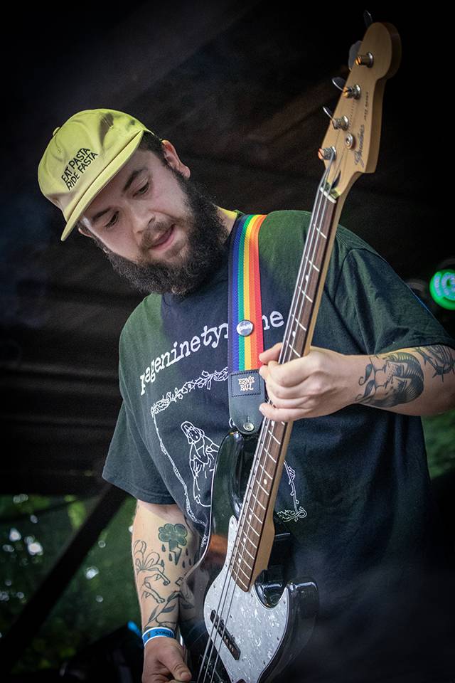 Volyně zažila punkovou smršť. Crowdsurfing, kam se podíváš, a létající toiky i záchodové štětky během show Gutalaxu