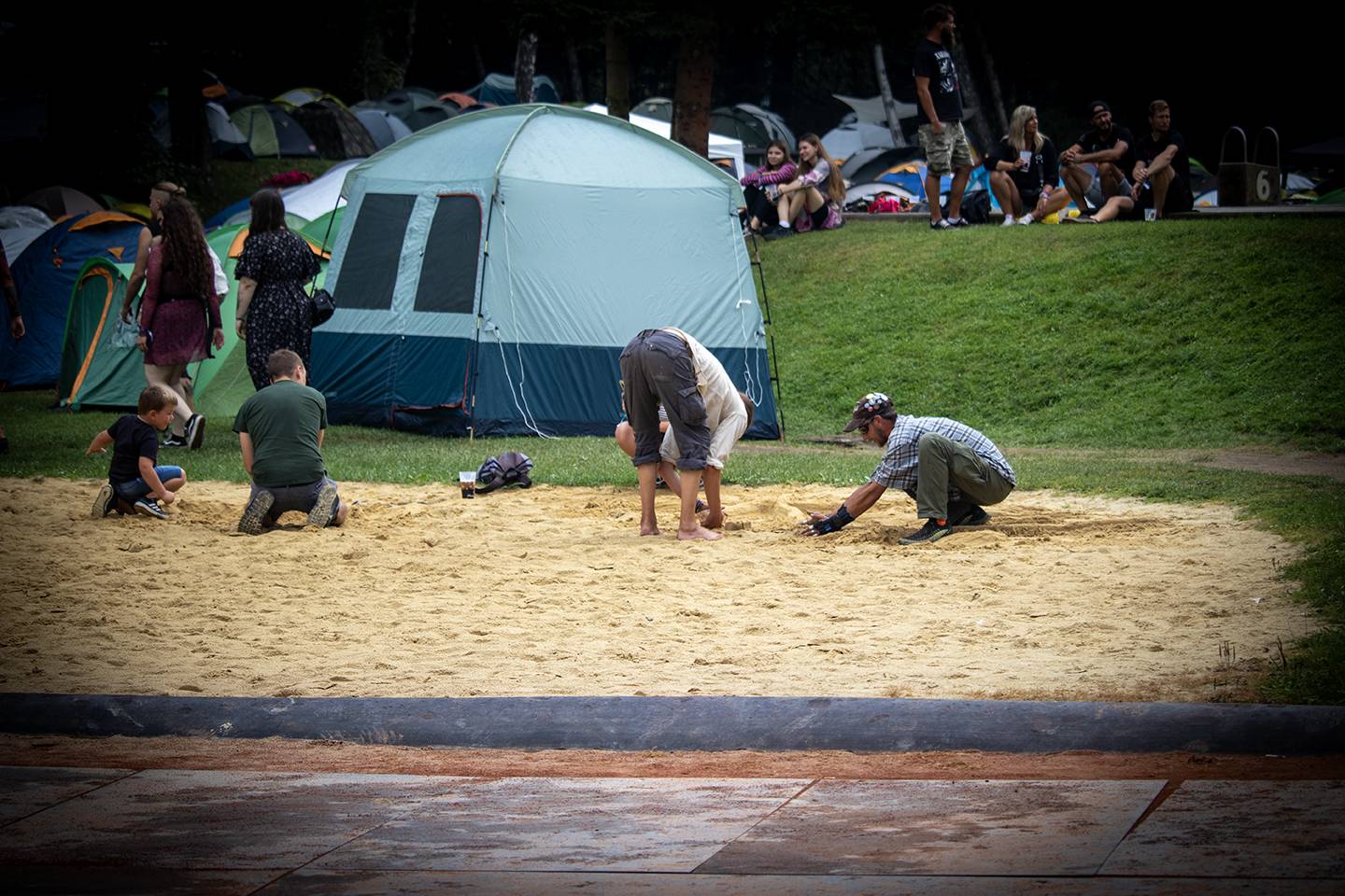 Volyně zažila punkovou smršť. Crowdsurfing, kam se podíváš, a létající toiky i záchodové štětky během show Gutalaxu