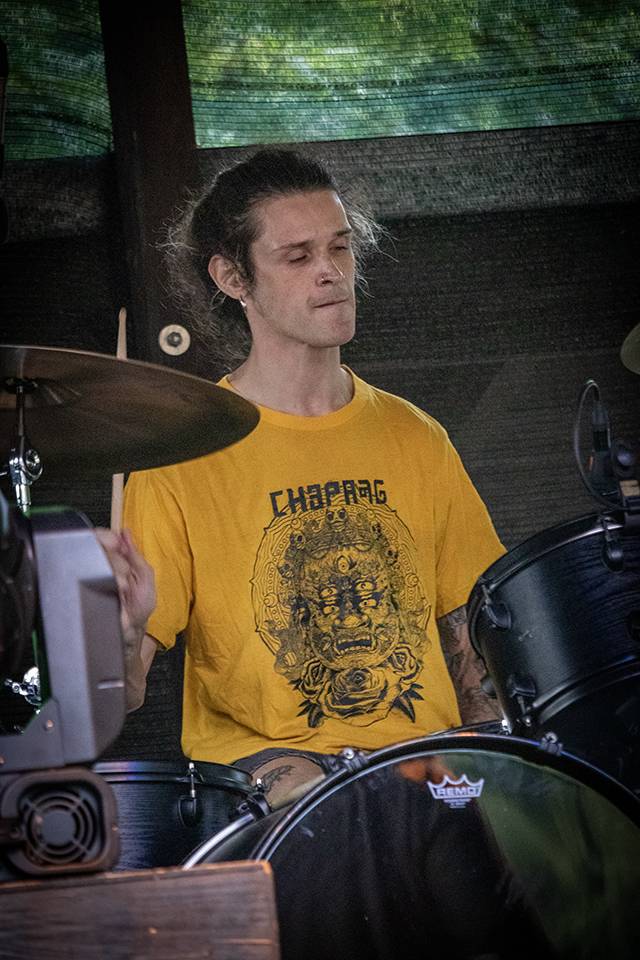 Volyně zažila punkovou smršť. Crowdsurfing, kam se podíváš, a létající toiky i záchodové štětky během show Gutalaxu