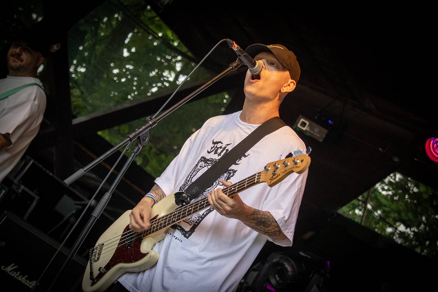 Volyně zažila punkovou smršť. Crowdsurfing, kam se podíváš, a létající toiky i záchodové štětky během show Gutalaxu