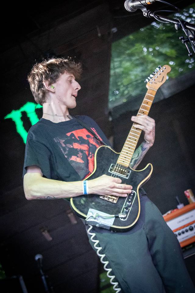 Volyně zažila punkovou smršť. Crowdsurfing, kam se podíváš, a létající toiky i záchodové štětky během show Gutalaxu